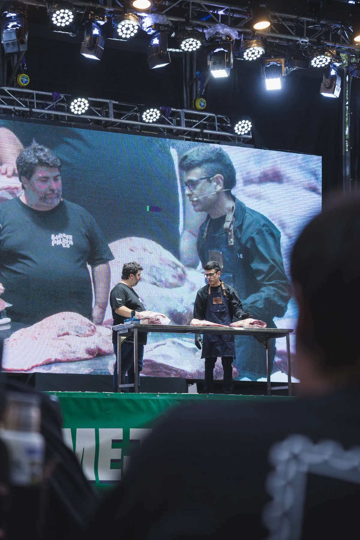 Demostración gastronómica sobre el escenario de Burgerpalusa 2025