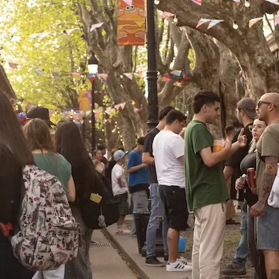 Gente disfrutando del burgerpalusa